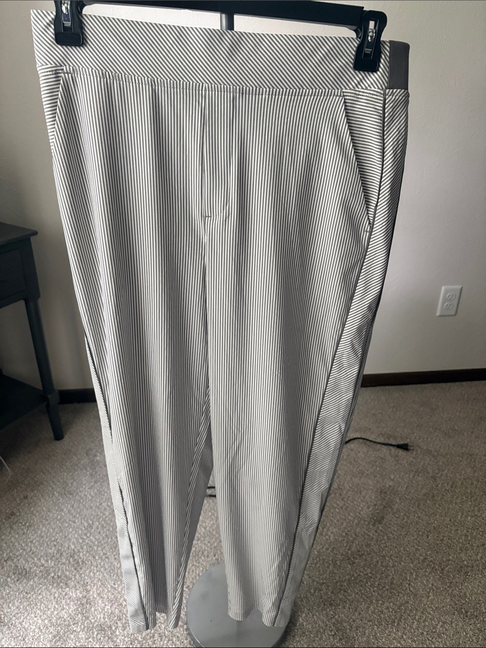 Women’s Athleta grey & White Pinstripe Pants pockets size 12
